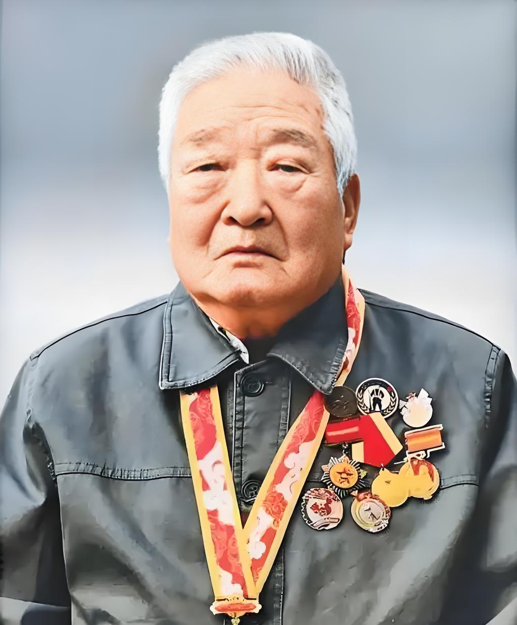 2024年，云南一96岁的教师去世，学校为了纪念他，专门为其举办了追悼会，谁知在