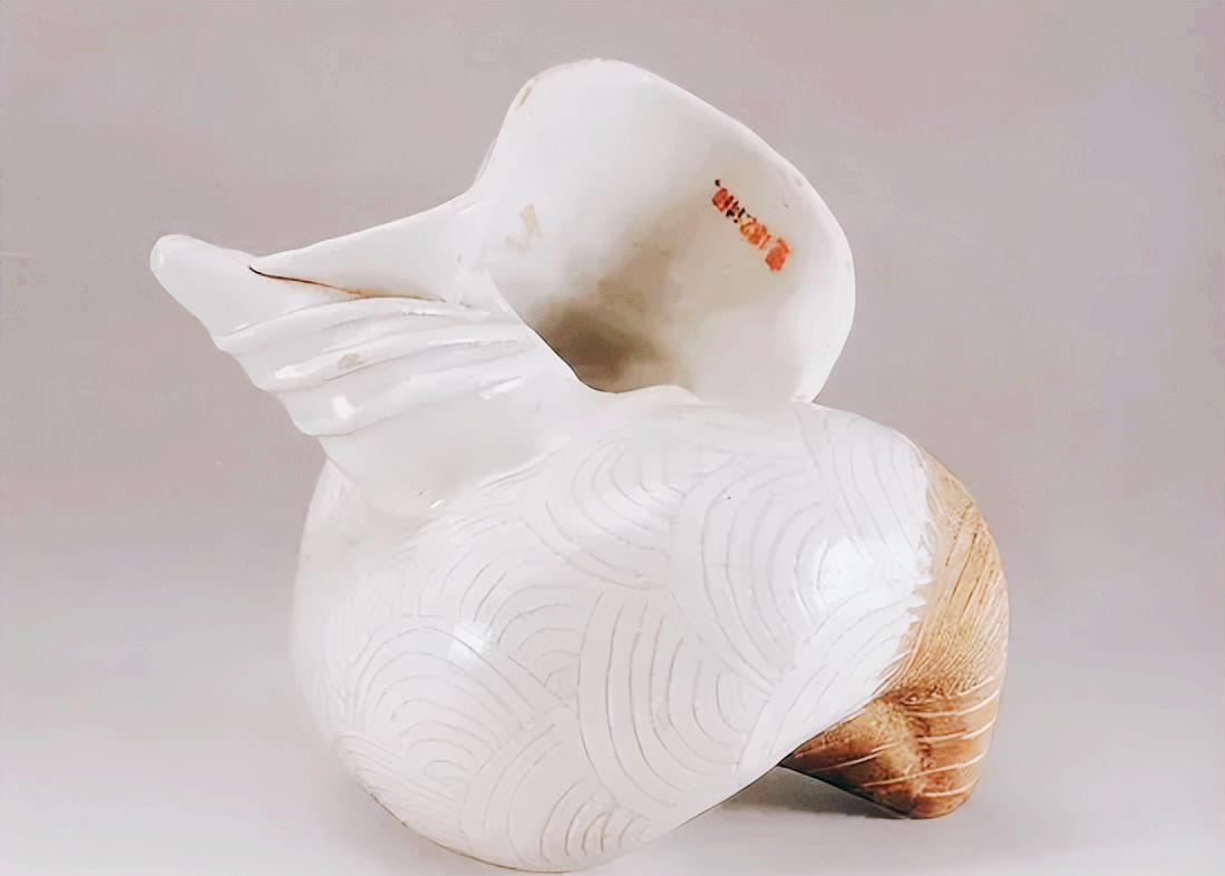 1969年，考古队发掘静志寺地宫时，突然传出低沉凄厉的怪声，吓得众人屁滚尿流，怪