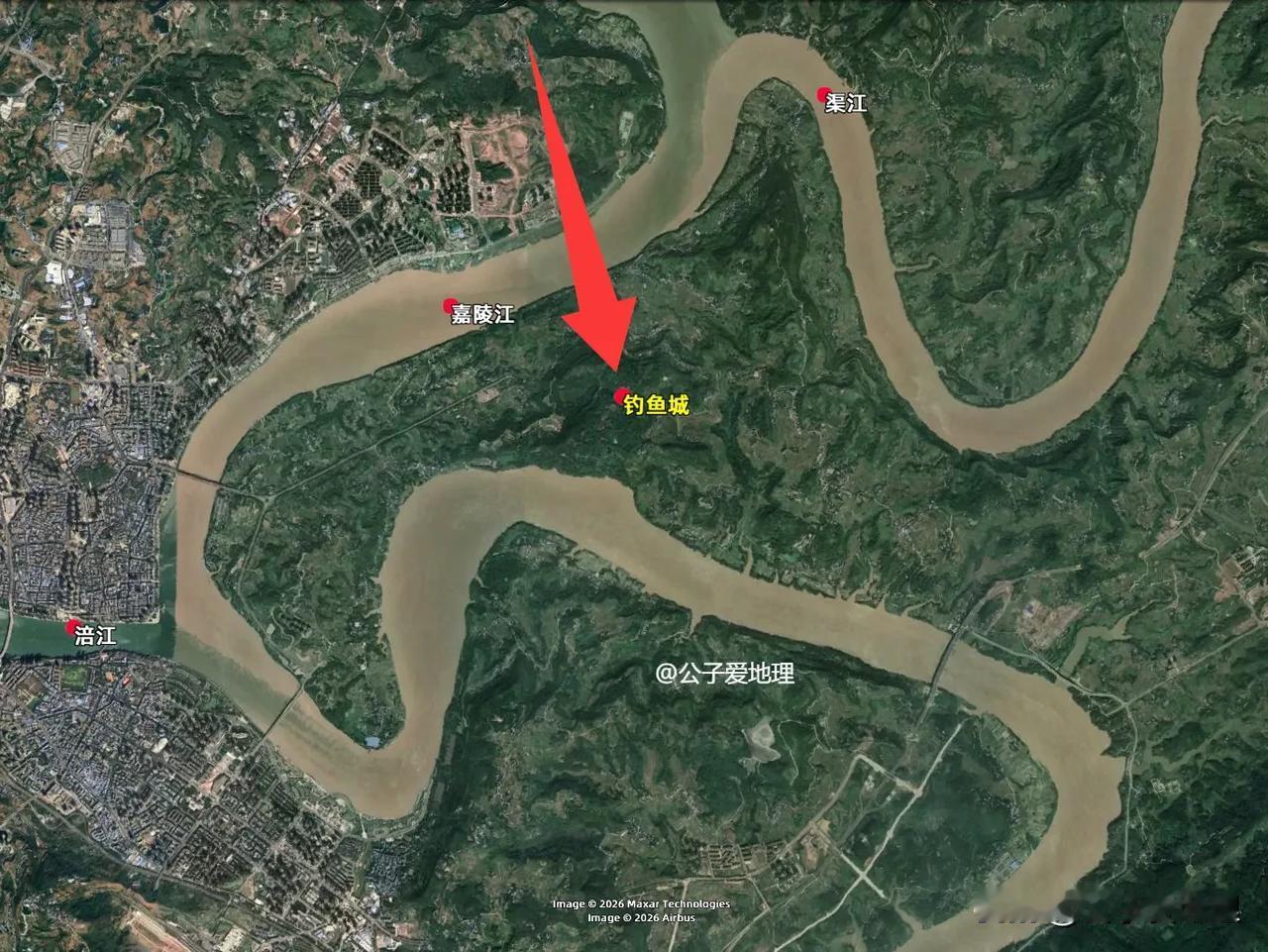 合川钓鱼城古战场终于被大家熟知了。在重庆合川，有一块被三江死死围住的土地，七百