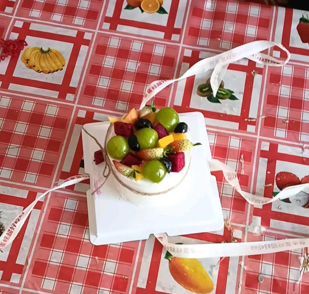 今天是儿子的生日，给他买了一个20块钱的小蛋糕！这几天，儿子感冒了，今