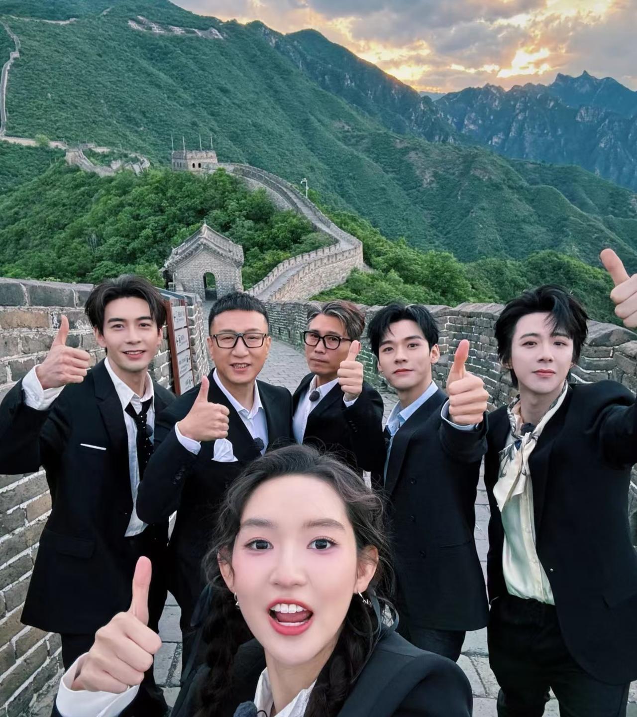 王玉雯分享了两张照片（图1和图2），被刘宇宁等五位帅气的男明星包围的她显得特别有