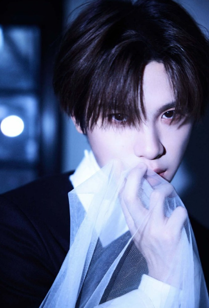 小贾的造型大片氛围感拉满，两种风格都很绝。文案更是短剧重生梗的完美示范，剧情线清