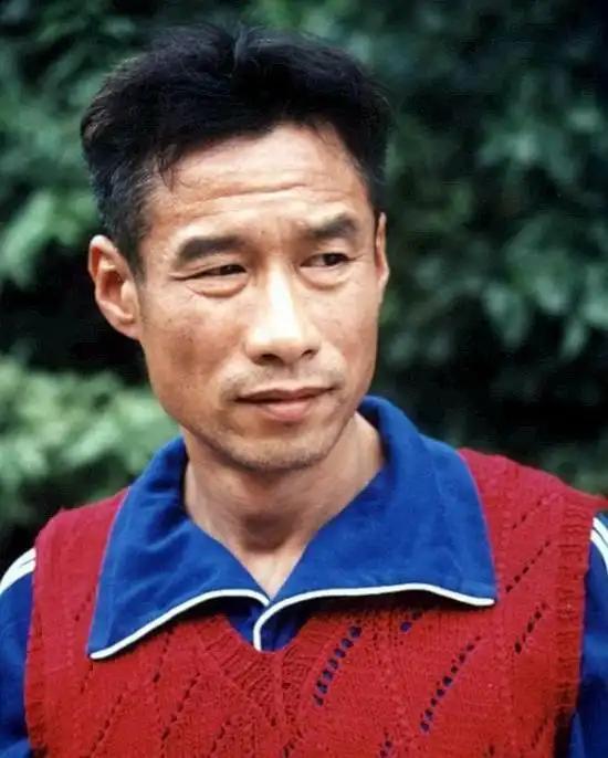 2005年，北京，刘佩琦哥哥病逝，16岁侄子刘伟无人照料，他心一软直接接回家当亲