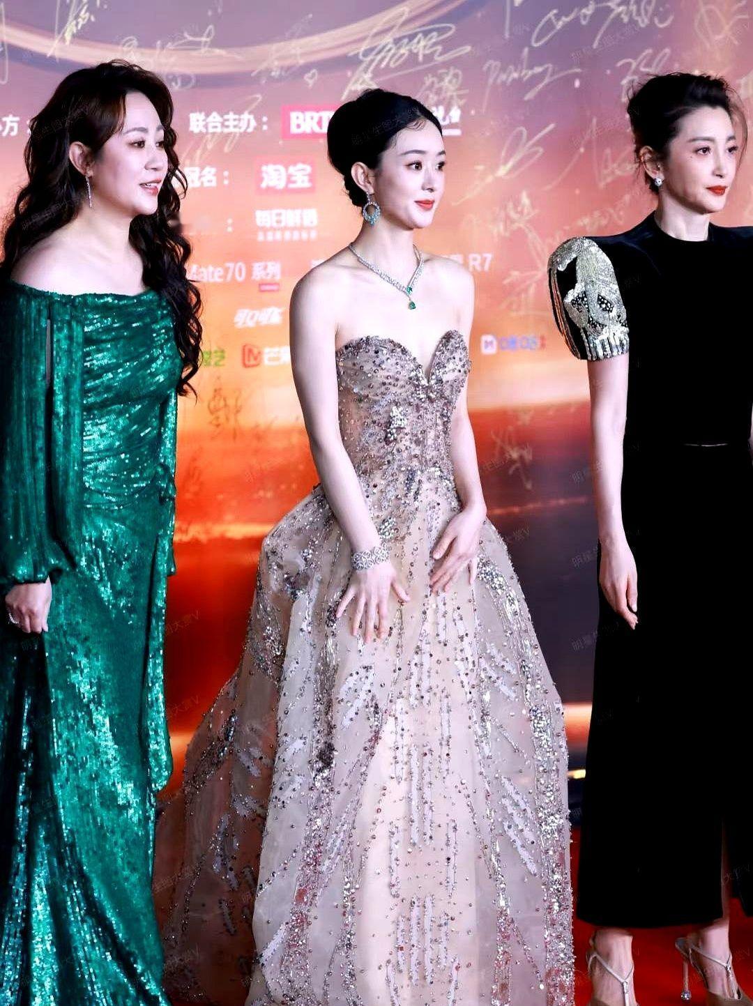 赵丽颖不跑秀了,不蹭热点了,把镜头让给戏。《野蛮生长》杀青半年,她没发一张片场