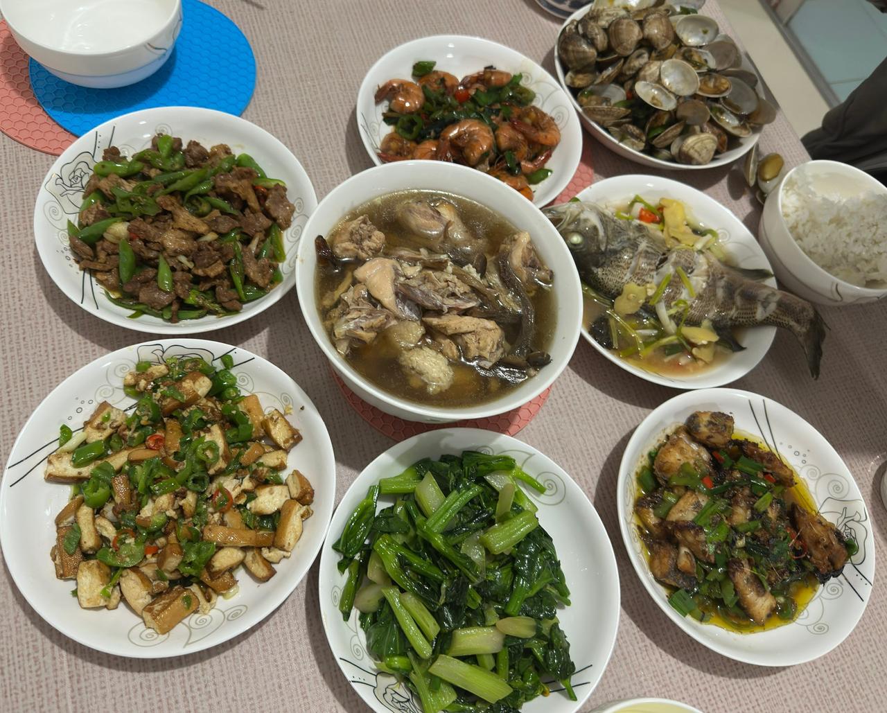 说实在的，我真的是难得做那么多道菜：1、鹿茸菇炖鸡，2、清蒸鲈鱼，3、油焖