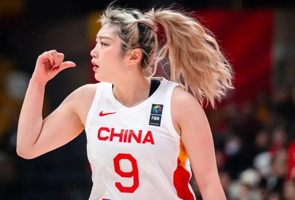 希望2026女篮世预赛的教练是李笋南，更希望女篮12人名单如下：中锋：李月汝，