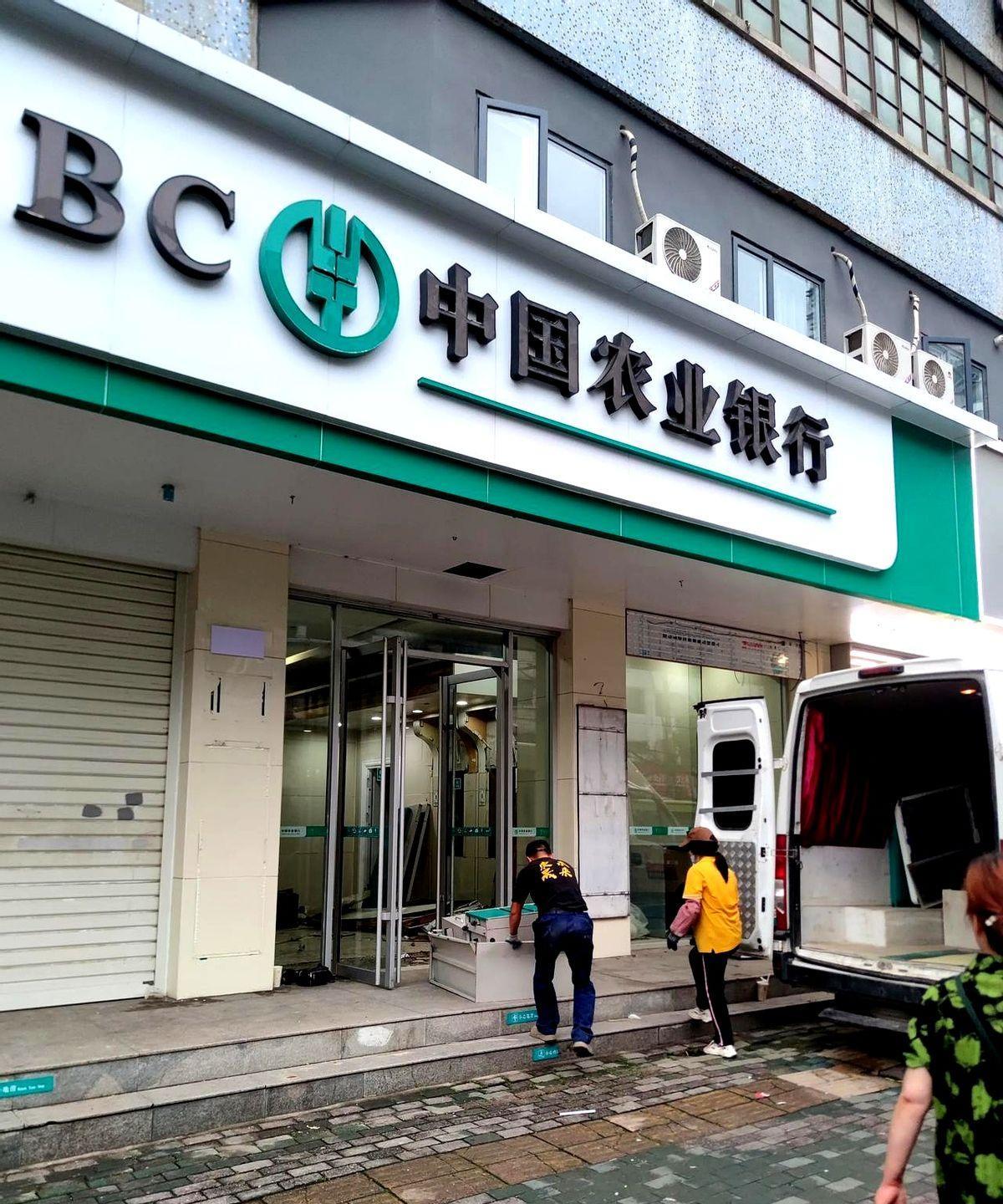 这是位于武汉市江汉区民族路的一家中国农业银行，人来人往的临街门面，前两天准备去银