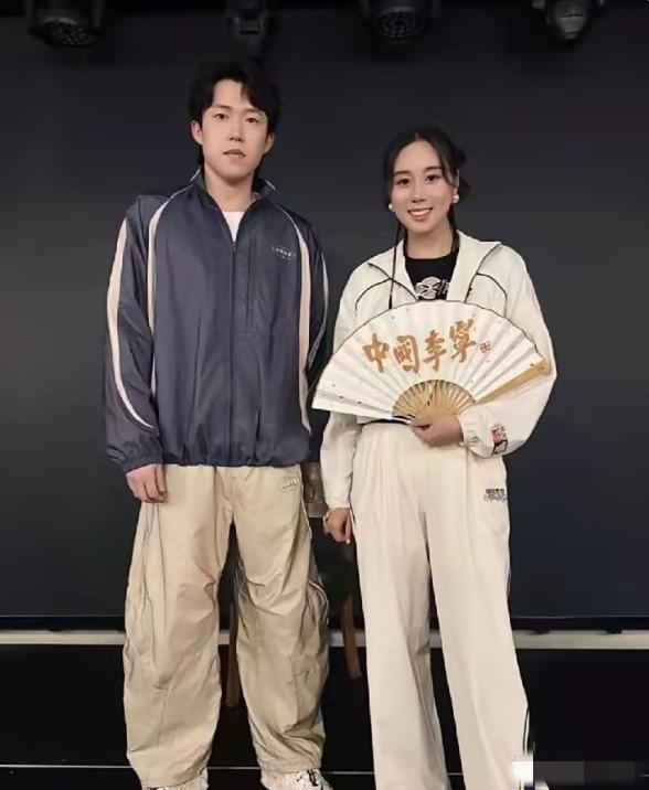 王楚钦与何超欣同框：王楚钦黑发覆额，疏眉朗目，英武儒雅，永远的德优怀远，永远的绅