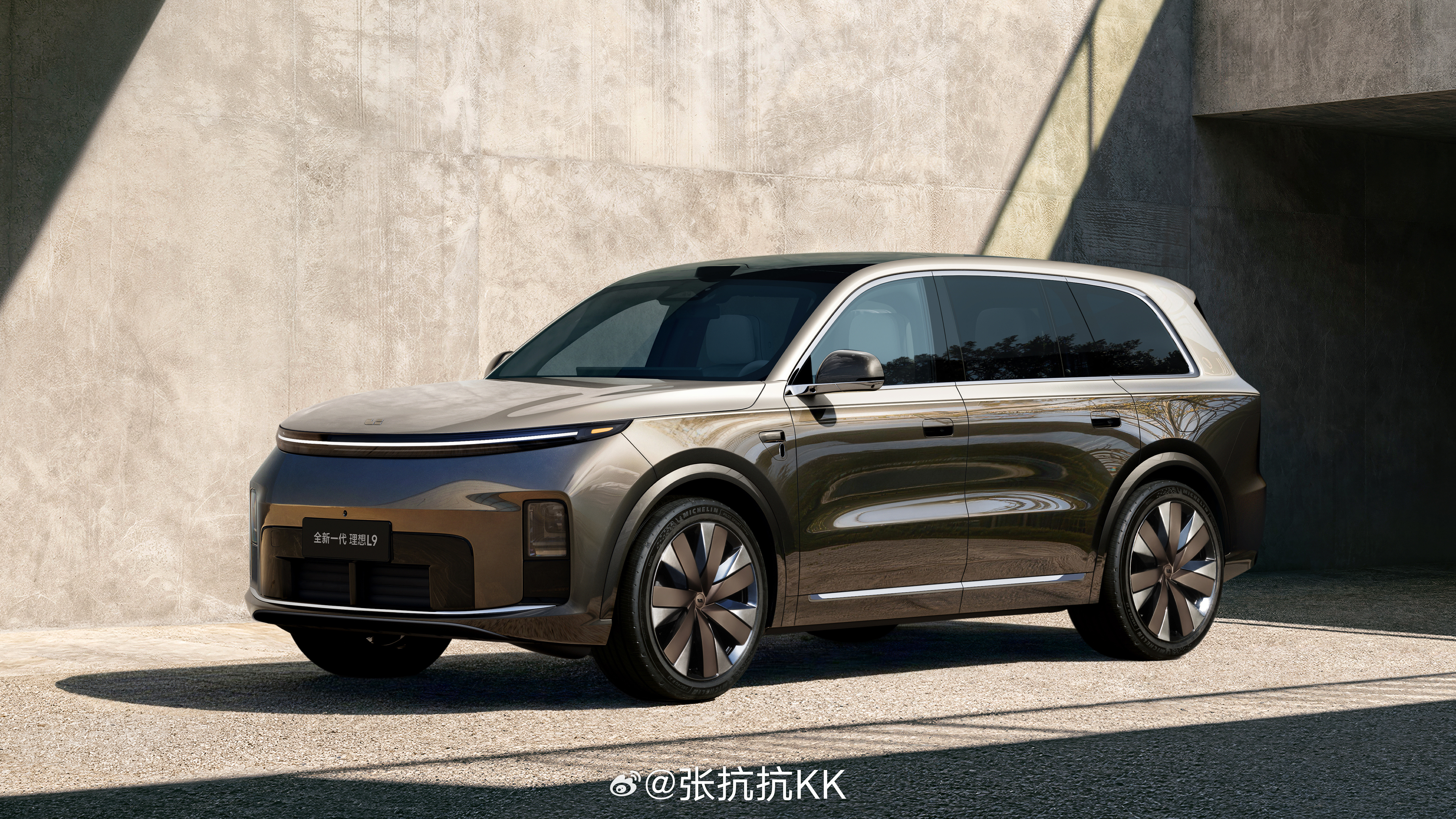 李想曝光全新一代理想L9双色车身如果说上一条还是铺垫，李想这一条微博的信息量就