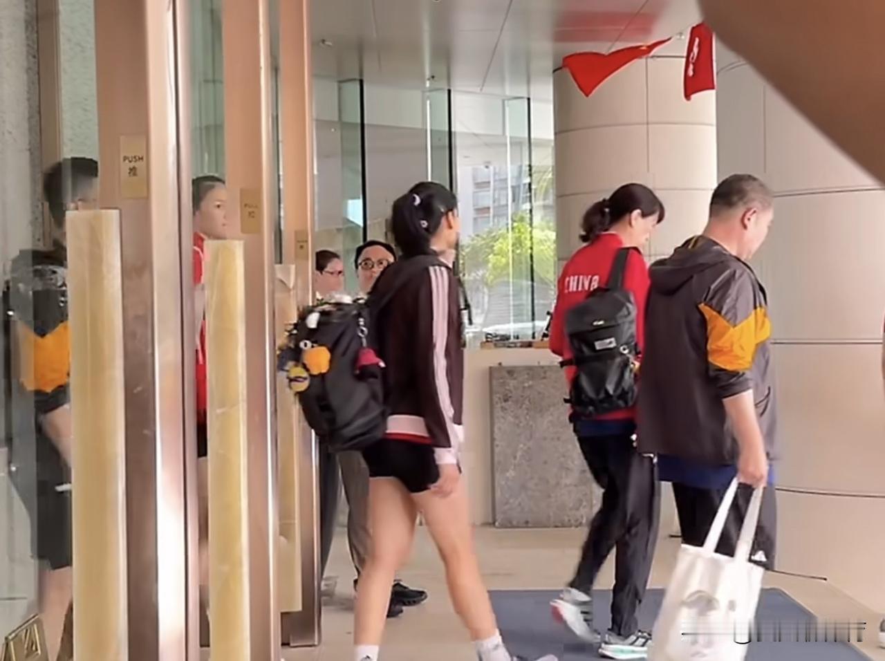 中国女排马不停蹄赶往香港启德体育馆适应场地！下午13:00左右抵达酒店，入住酒店