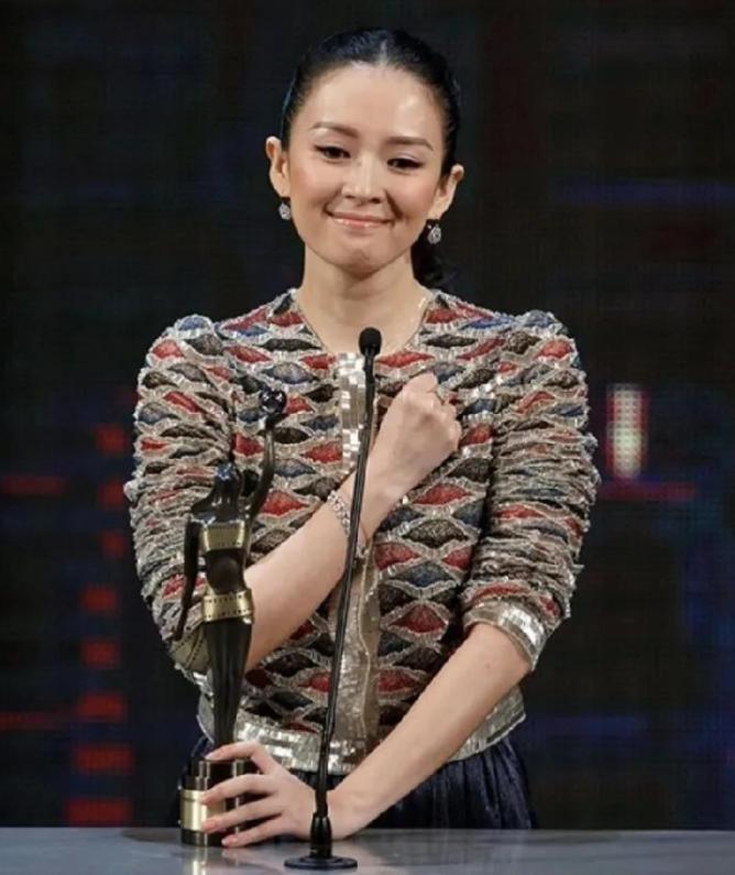 她站在领奖台上，台下坐着张艺谋。全场都在等她感谢恩师，她却说：如果没有张艺谋导演