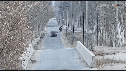 看好了，我只表演一次对付这种车，就得用滑铲！