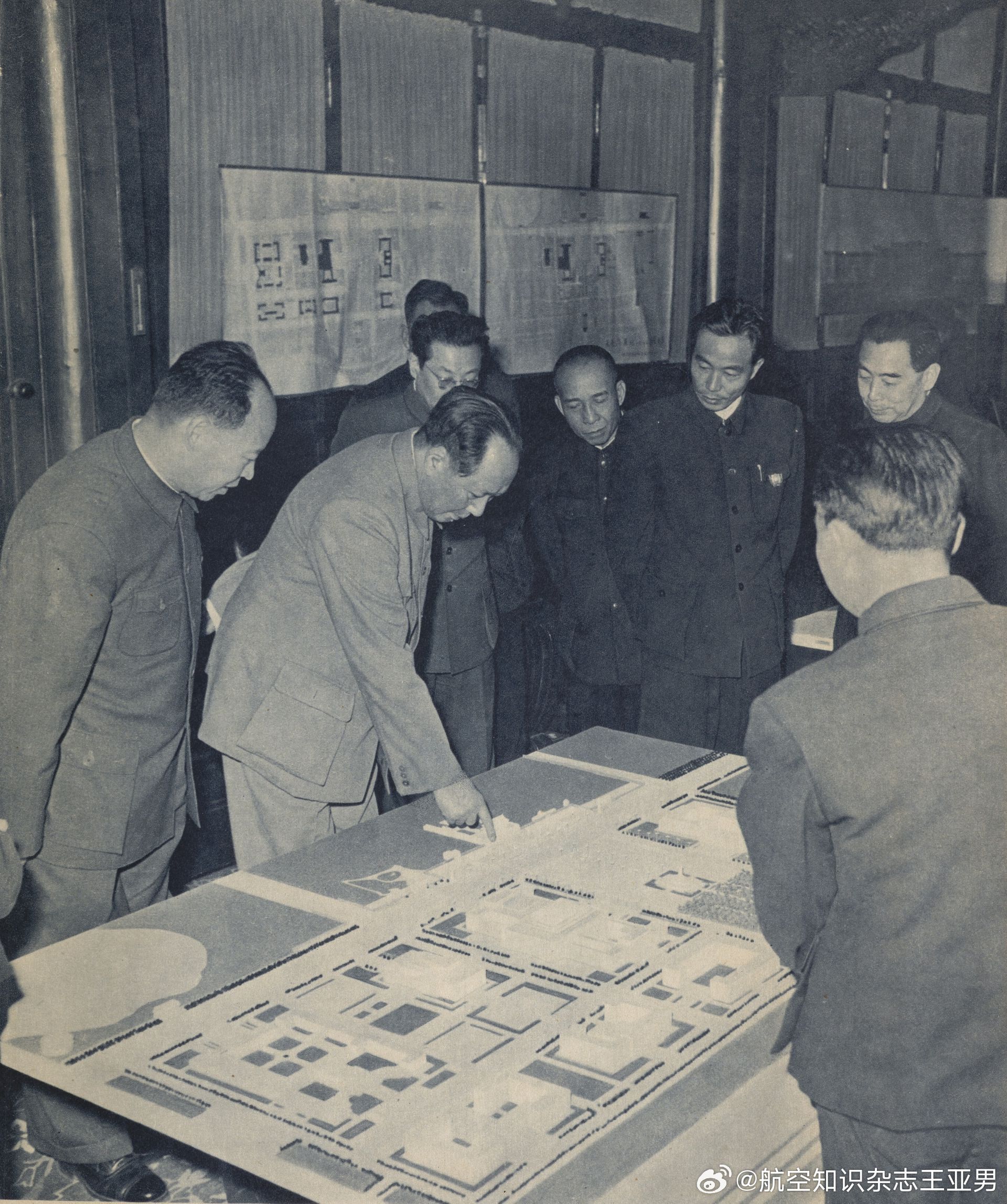 1954年，毛泽东主席、周恩来总理和北京市市长彭真一起观看天安门广场及其周边地区