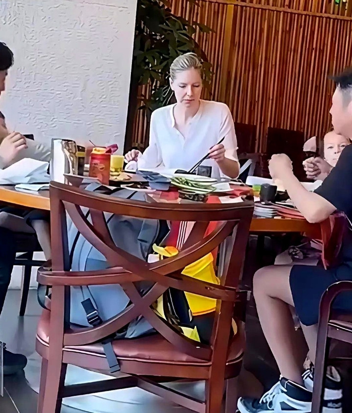 白人确实比我们黄种人的花期要短，看撒贝宁的老婆，已经和撒贝宁不像是同时代的人了。