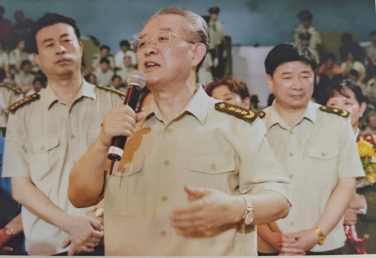 原总政治部主任于永波视察八一电影制片厂，做重要讲话。当时的八一电影制片厂厂长和政
