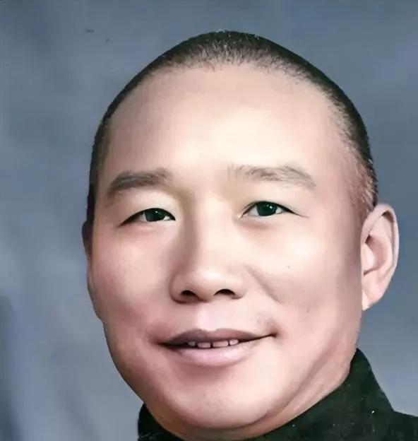 1948年12月，怀来附近一个雪夜，解放军巡逻班拦住个背锅的老头，满脸油污，手冻