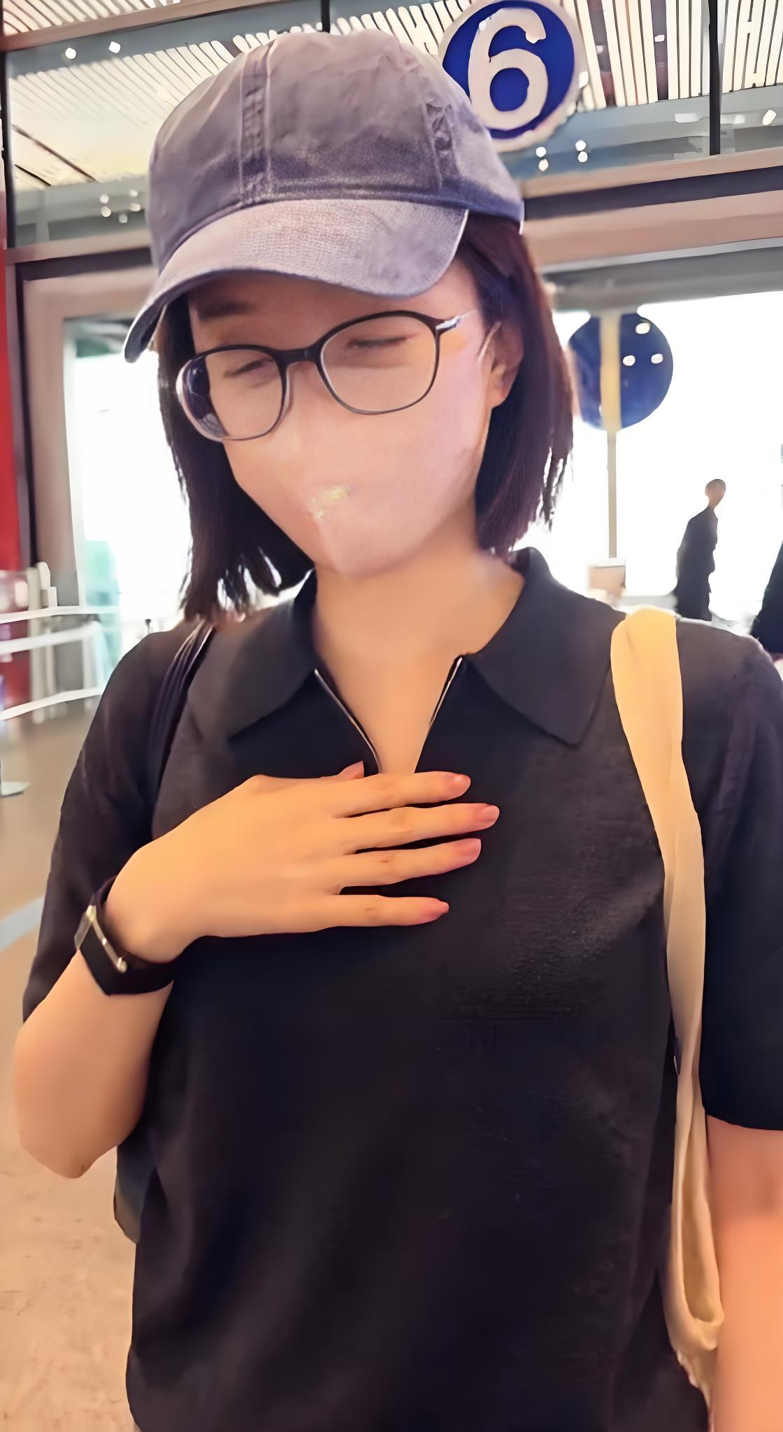 今天江疏影现身机场，她这次搭配的很简洁，不过显得非常的年轻，气质也很出众。江