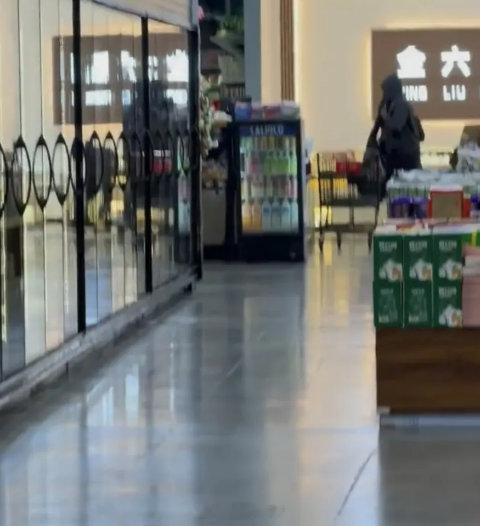 11月22日傍晚，美国加州洛杉矶天普市的大中华超市内的“金六福”珠宝店遭多名蒙面