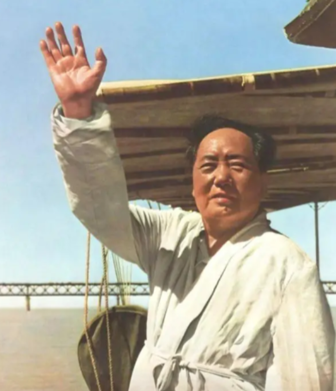 1957年，毛主席游泳后不慎患上重感冒，随行西医束手无策，最后还是经人介绍来了一