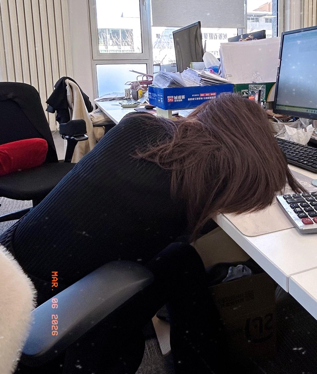 我居然把睡过头变成了赚钱的路子。上周迟到三回，直接扣了150块。我脑子一