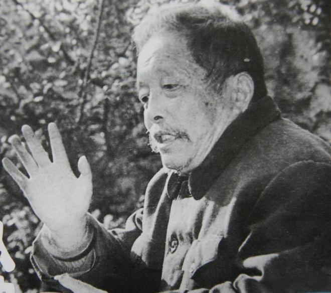 1955年，一走江湖的男子故意让毒蛇咬舌，待蛇吐尽毒液，他一口咬掉蛇头，众人皆惊