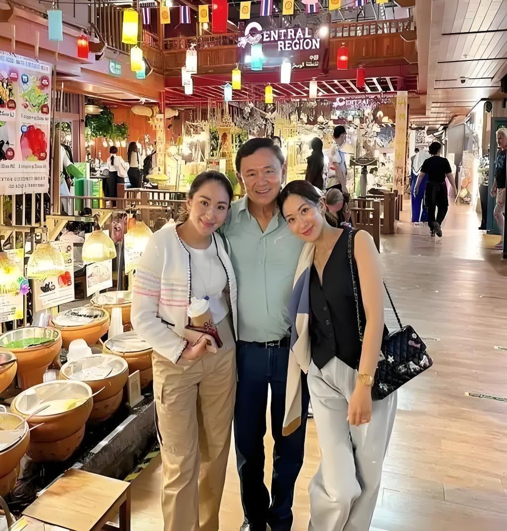 他信和萍通坦已经抵达迪拜，解释为何掉头去迪拜的原因。第一、由于去新加坡时，飞