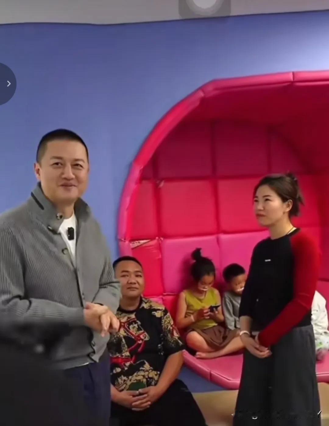 很多人对李亚鹏路转粉！这个女孩在直播间说感谢李亚鹏，语气里满是感激。她说唇腭裂手