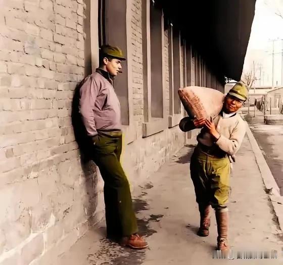 1945年，日军战败投降。美军士兵威尔克斯无所事事，他走进战俘营，叫出一个看着很