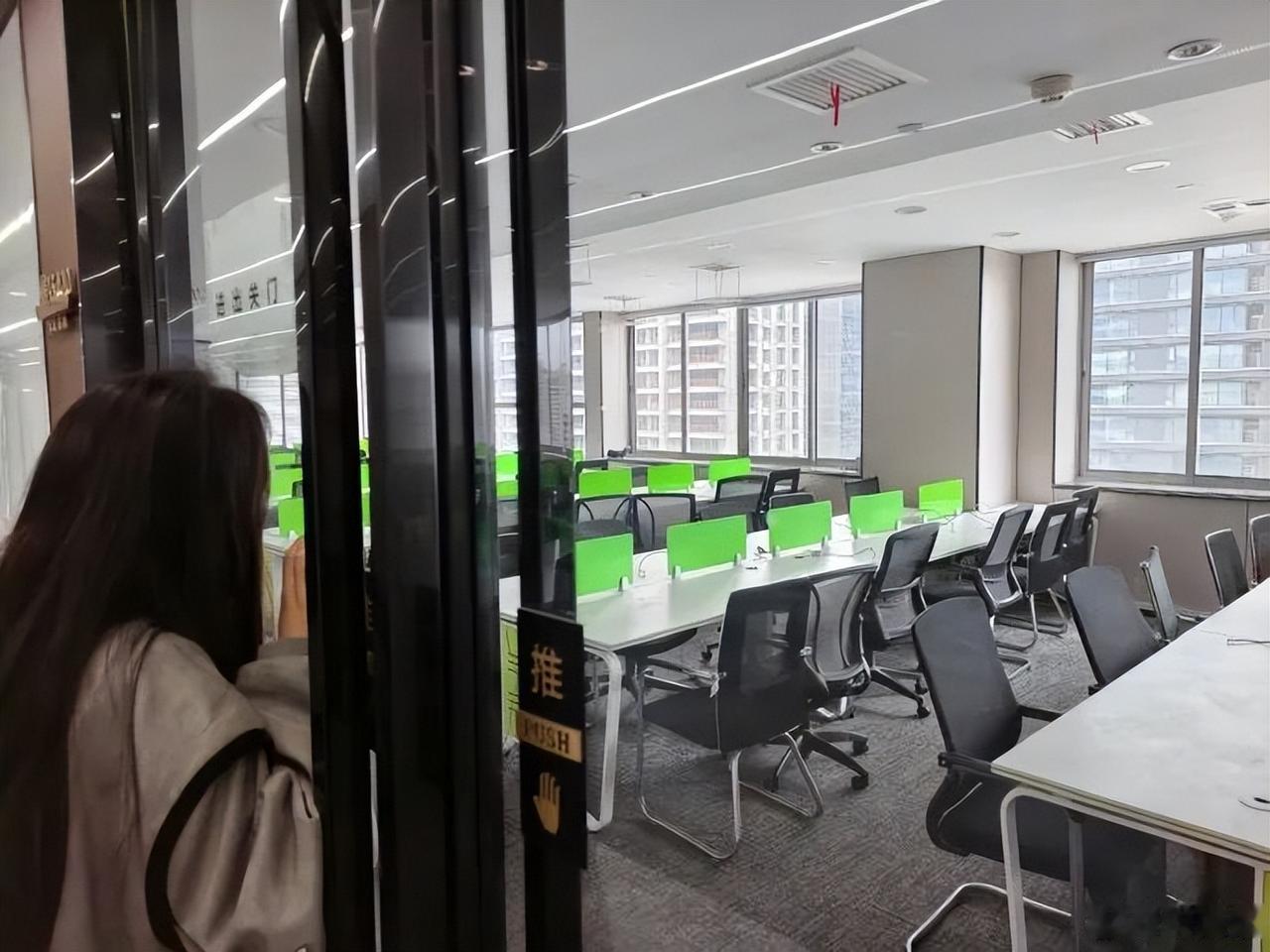 见过跑路的，没见过跑得这么从容、这么周全的。 陕西西安，200多名员工，深夜