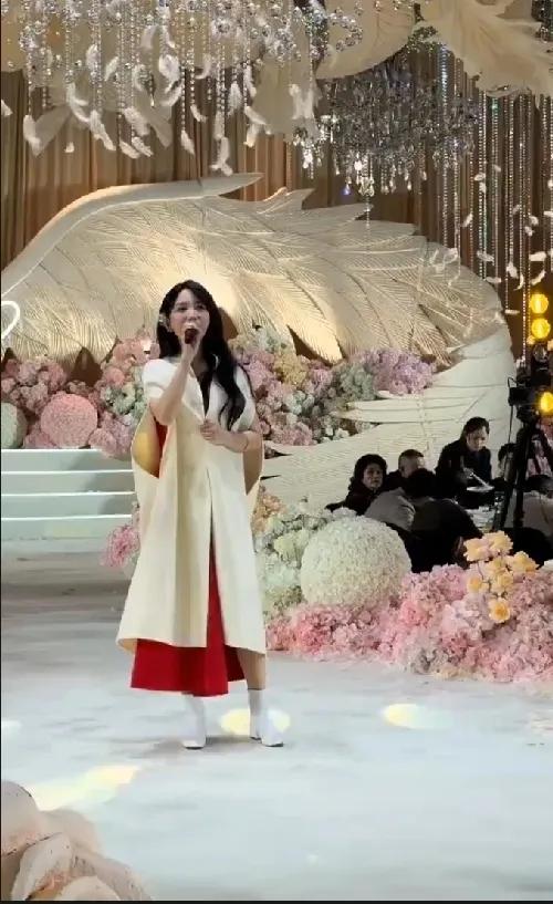 金莎现身婚礼现场唱歌！2026年1月初，金莎现身江苏南通某婚礼现场，身着红裙搭