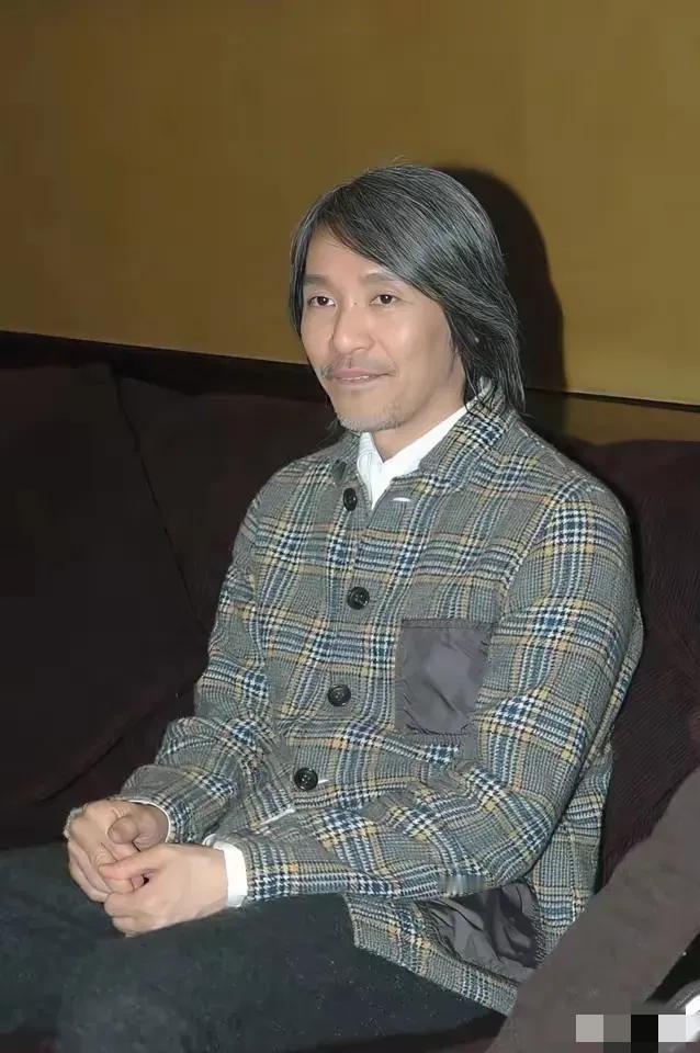 63岁星爷住太平山4栋豪宅，骑单车逛茶餐厅，却把一辈子活成了“至尊宝式遗憾”——