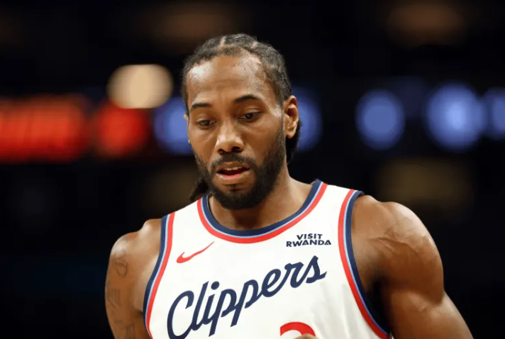 ESPN记者ShamsCharania报道，快船就科怀-伦纳德交易因联盟调查暂