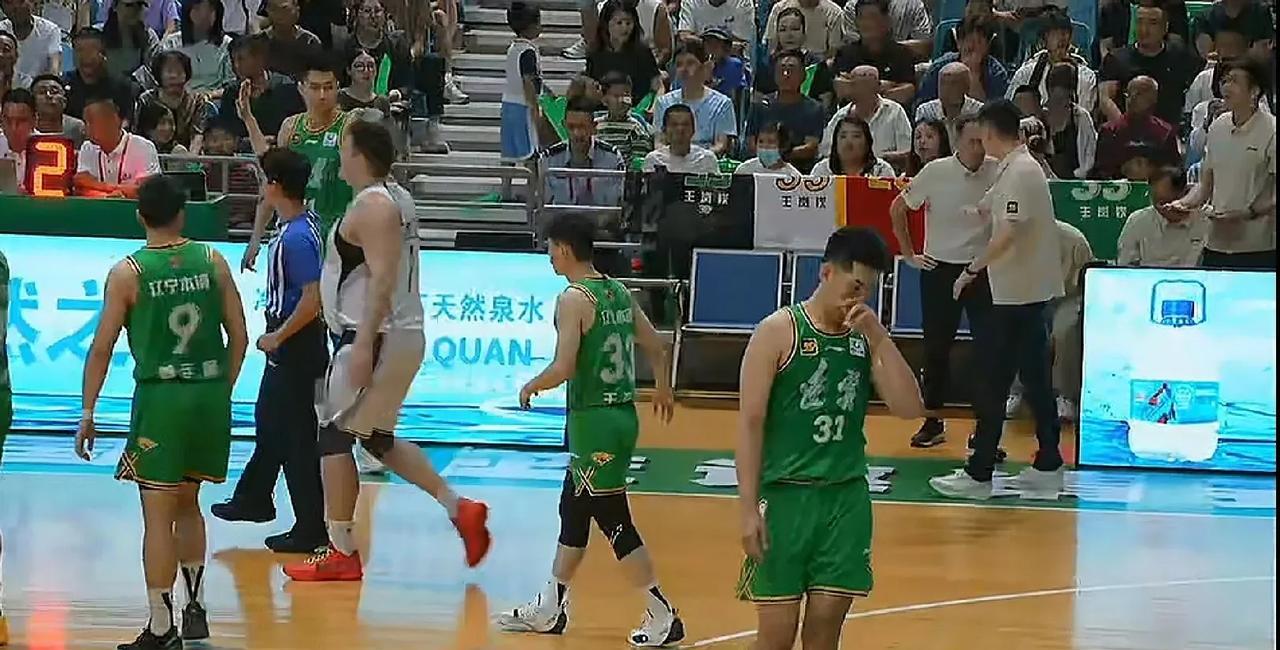 杨鸣喜出望外！韩德君接班人张陈治锋在热身赛力量对抗确实进步了，下盘能站住了！也不