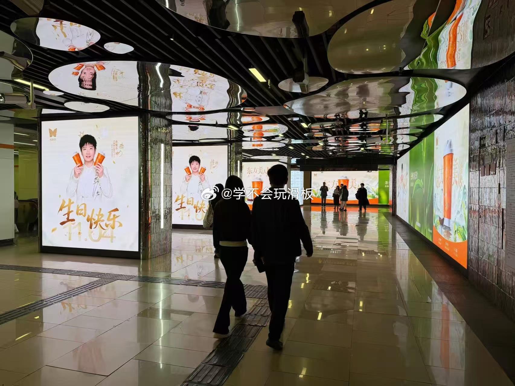 孙颖莎东方美人啊啊啊香飘飘我将永远追随你！这次联动还给莎莎定制了好漂亮的杯身和周