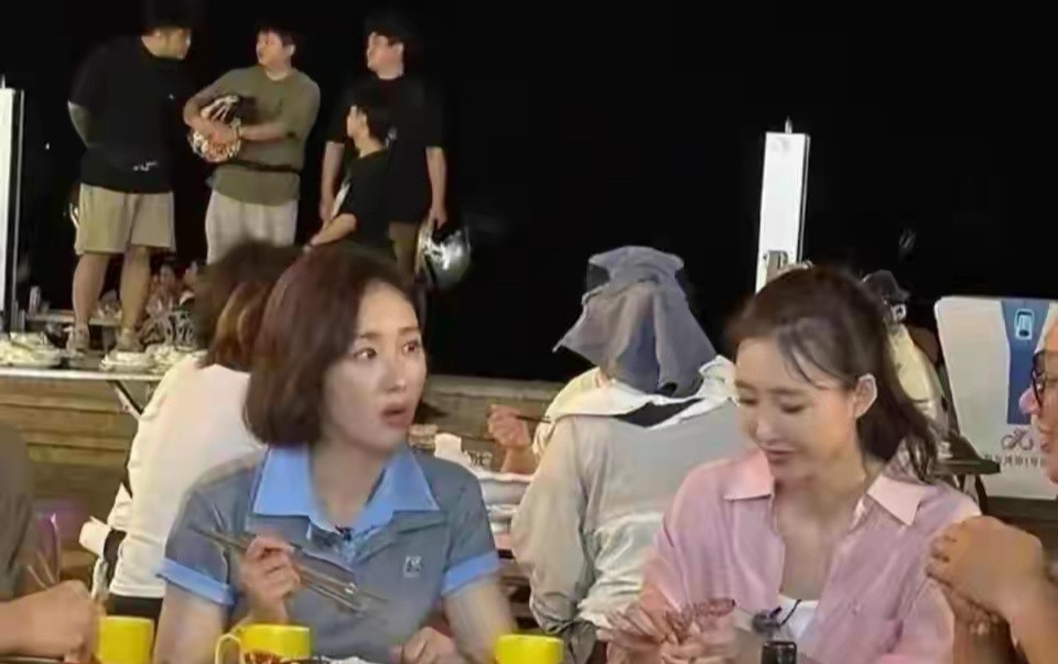 40岁王丽坤现身浙江街头，她个儿高还瘦溜，皮肤雪白长得老好看了