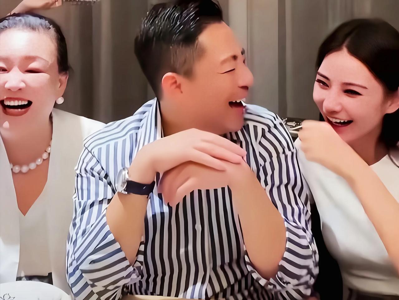 张兰有格局，得饶人处且饶人，霸气不霸道和儿媳妇马筱梅冰释前嫌张兰最近在直播间里