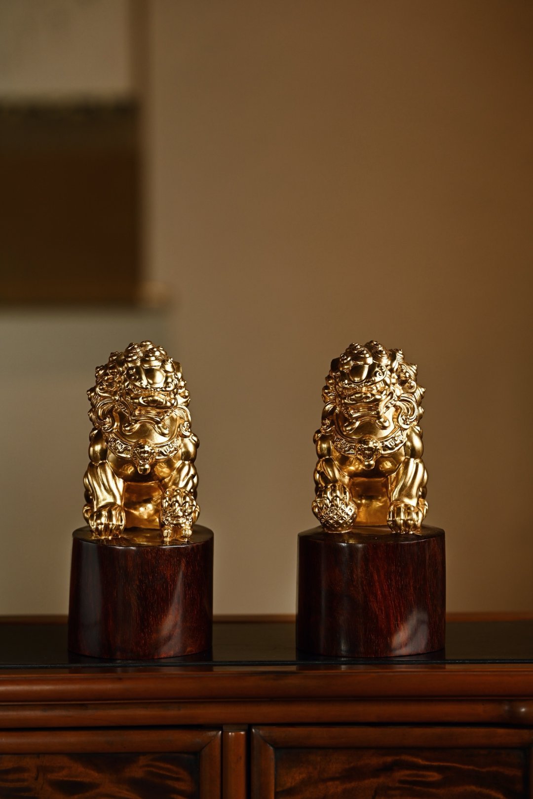 小叶紫檀×金箔|吉狮一对瑞狮蹲坐，颈鬃飞扬，双目圆睁，阔口锐牙，肌骨饱满，