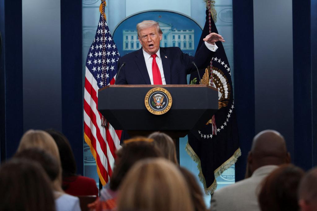 《纽约时报》严厉批评特朗普利用总统职权中饱私囊。美国《纽约时报》电子版于20日