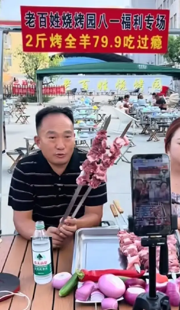 这反转看得人有点懵，之前全网都在心疼烧烤店主举报文物丢了之后被针对性“关照”，结果实地一查，他店里收