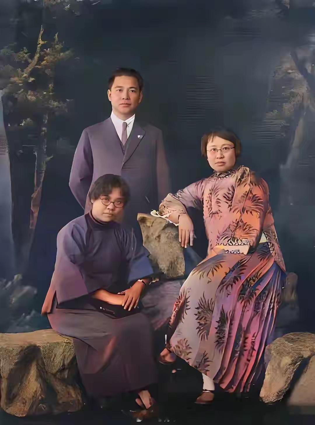 这是一张1925年在广州拍摄的老照片，合影者为汪精卫夫妇及革命前辈曾醒。怎么看汪