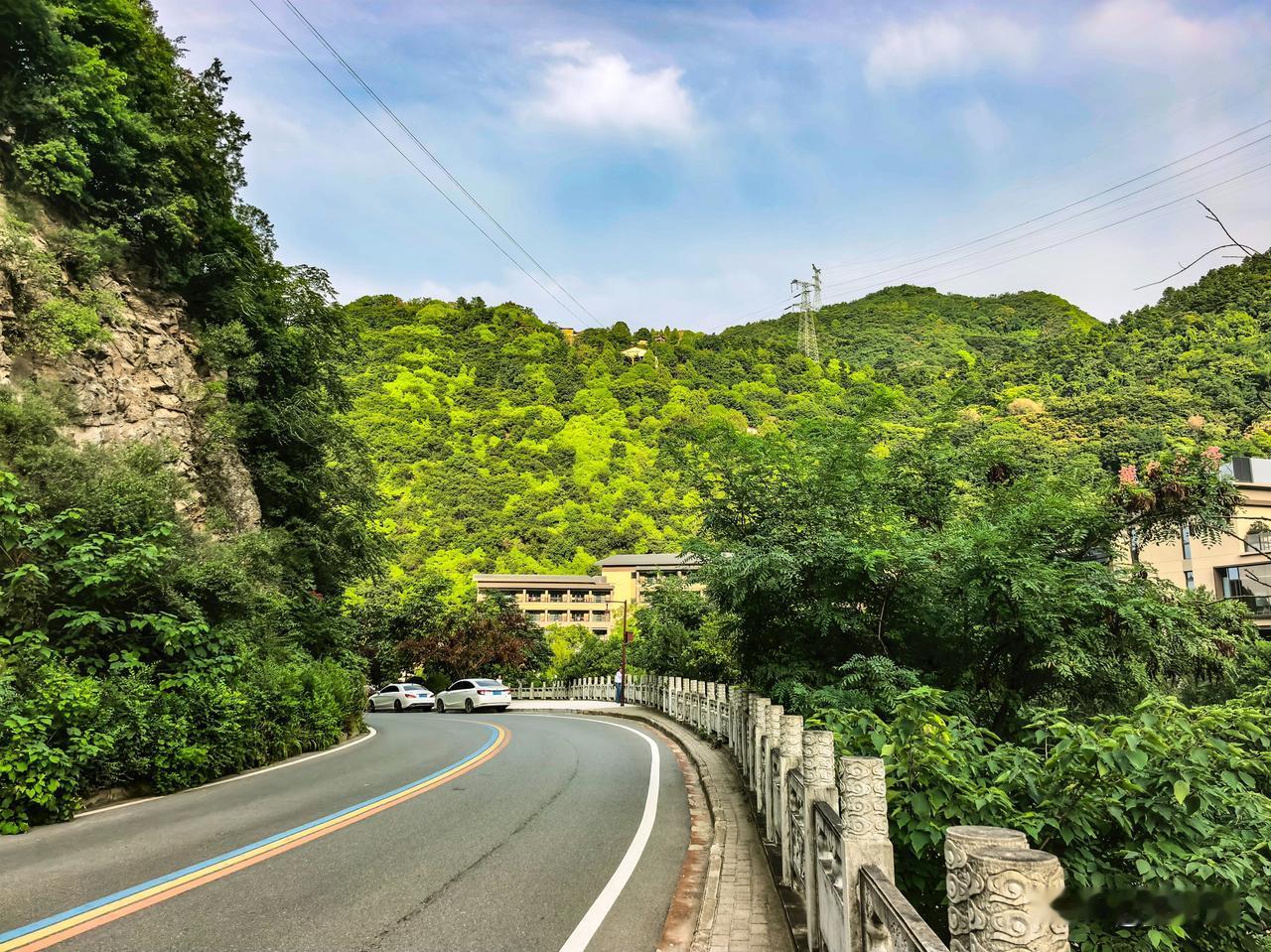 车从眉县往南开，过了渭河，秦岭就压过来了。太白山横在前面，看不到顶。汤峪口就在山