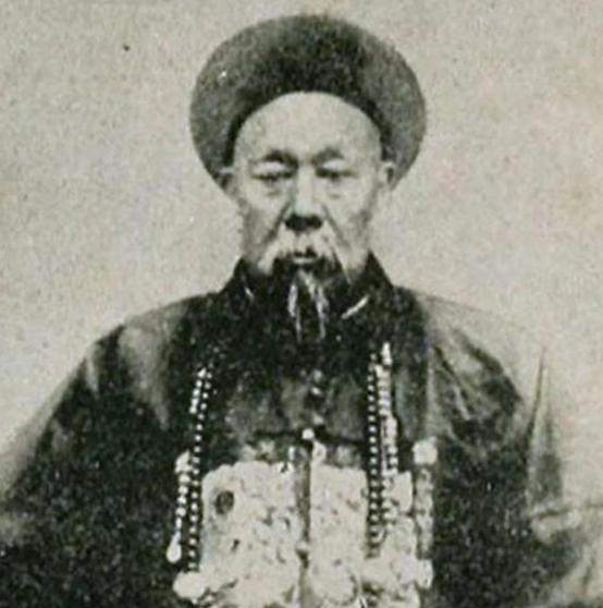 1895年深秋，数千回民跪在西宁城下，绝望地挥舞着白旗乞降。城墙之上，甘肃提督董