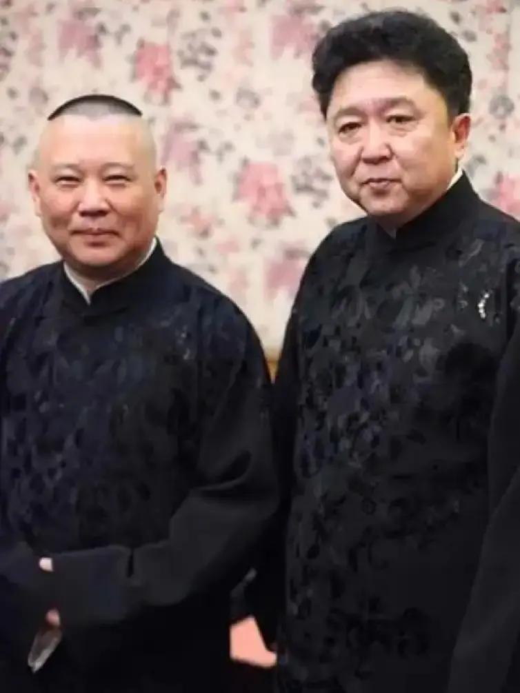 被投诉的郭德纲，刚刚被官方史书点名表彰。翻开《中国相声史》修订版，白纸黑字