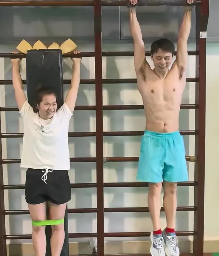 全红婵陈艾森日常训练画面，感觉全红婵不只是胖了，是整个骨架变大了，骨架就看着很壮
