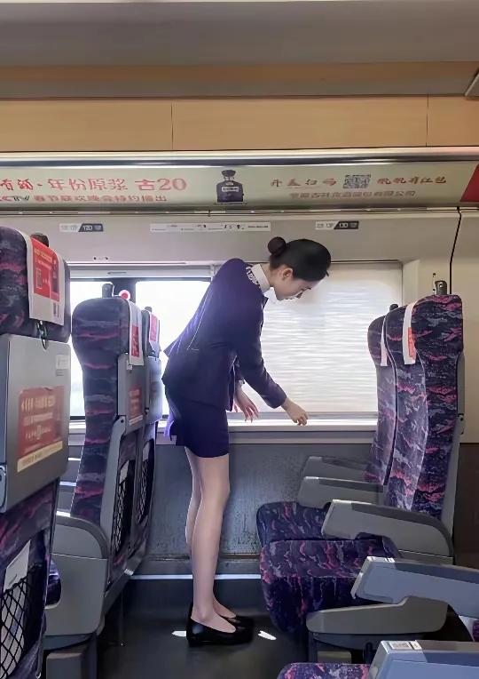 现在高铁的乘务员，选拔员工标准，越趋向于空姐的要求水平了。看到高铁的动姐，颜