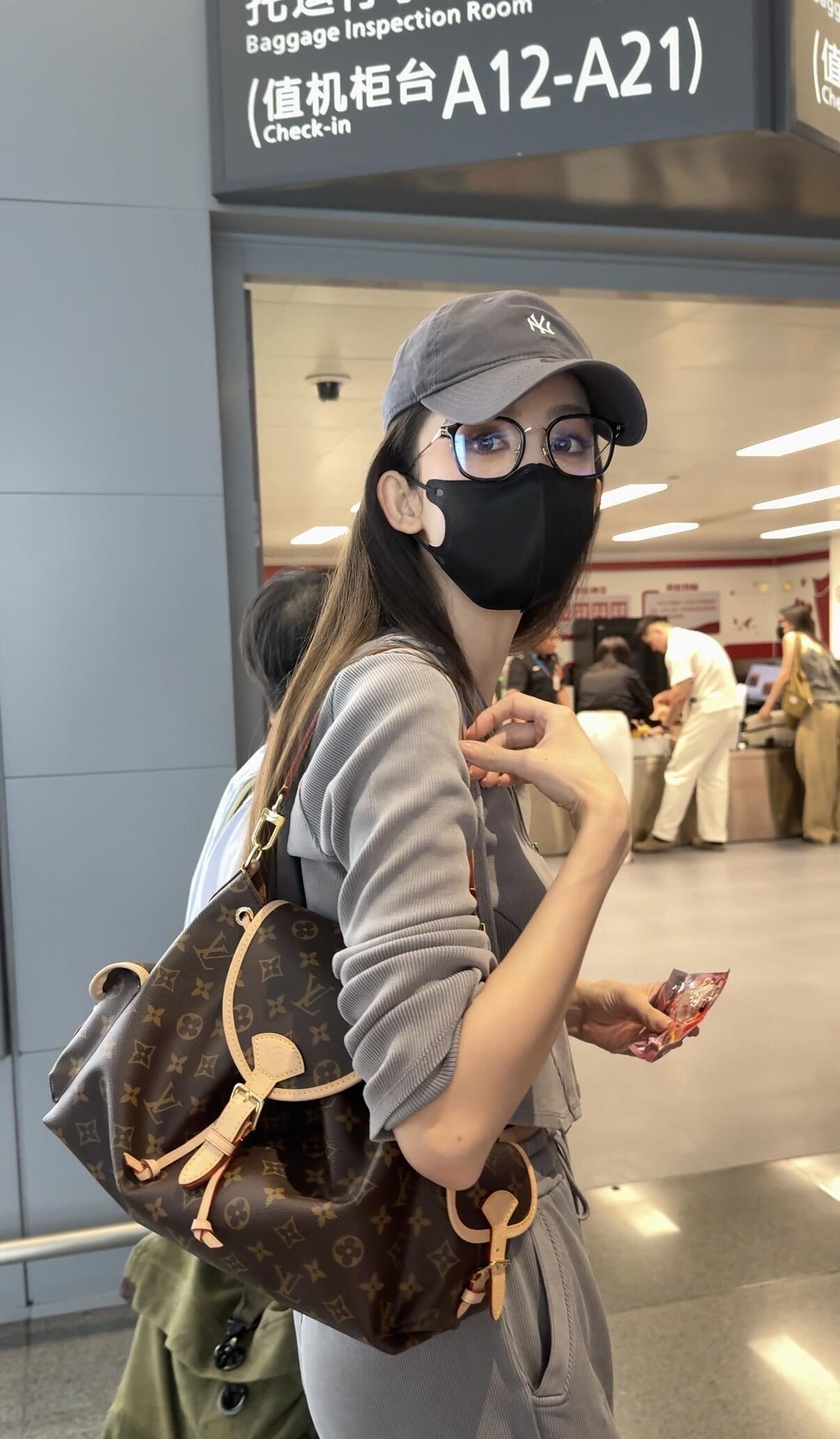 古力娜扎机场瘦成“纸片人”，一套灰色运动休闲装火了，多数人却忽略她这细节穿搭心思
