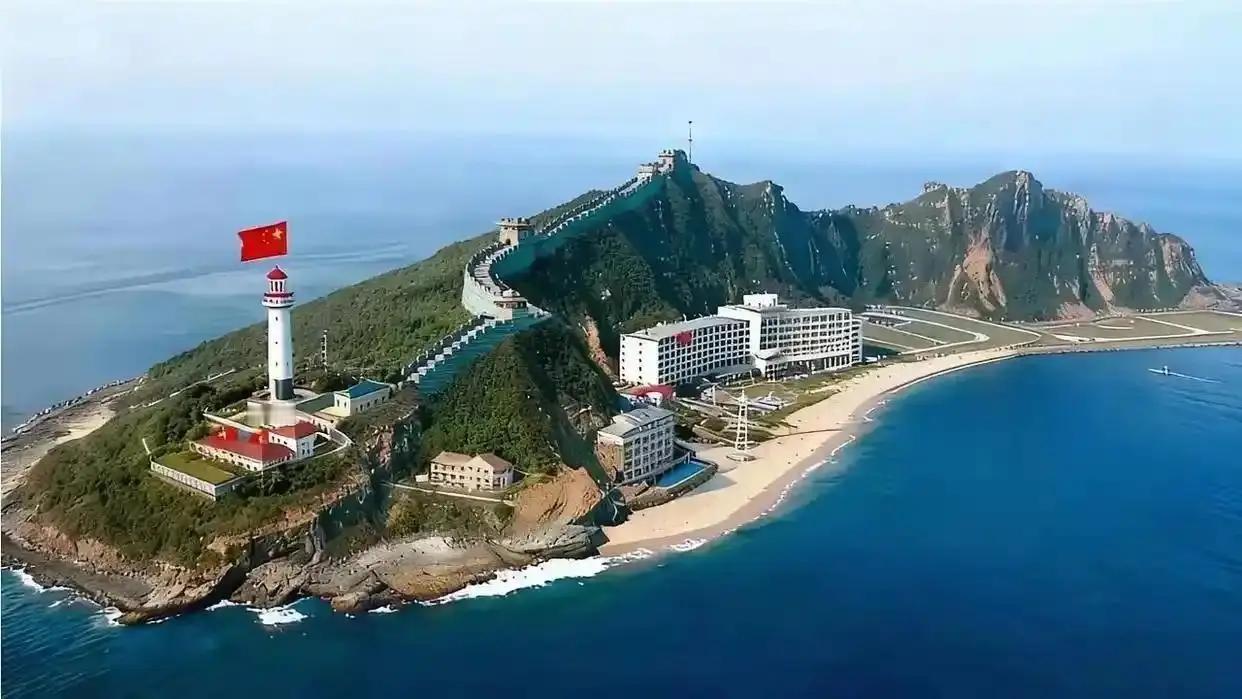 中日闹得再凶，钓鱼岛上那座灯塔，谁都不敢轻易去碰！它可不是普通的航标，在不少