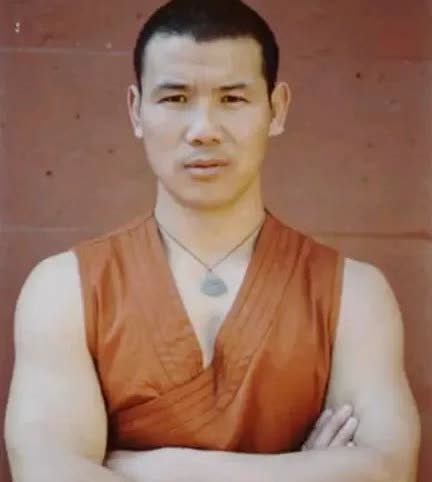这是释永信的四大弟子之一释延孜。释延孜从小习武，武功不错，在四大弟子中武功突出，
