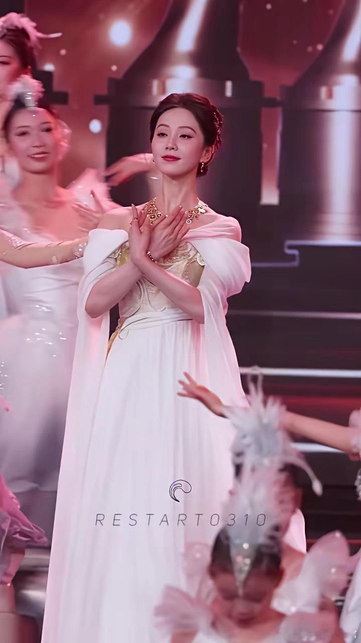 这一幕也太圣洁了，惊讶程度不亚于当年的金鹰女神