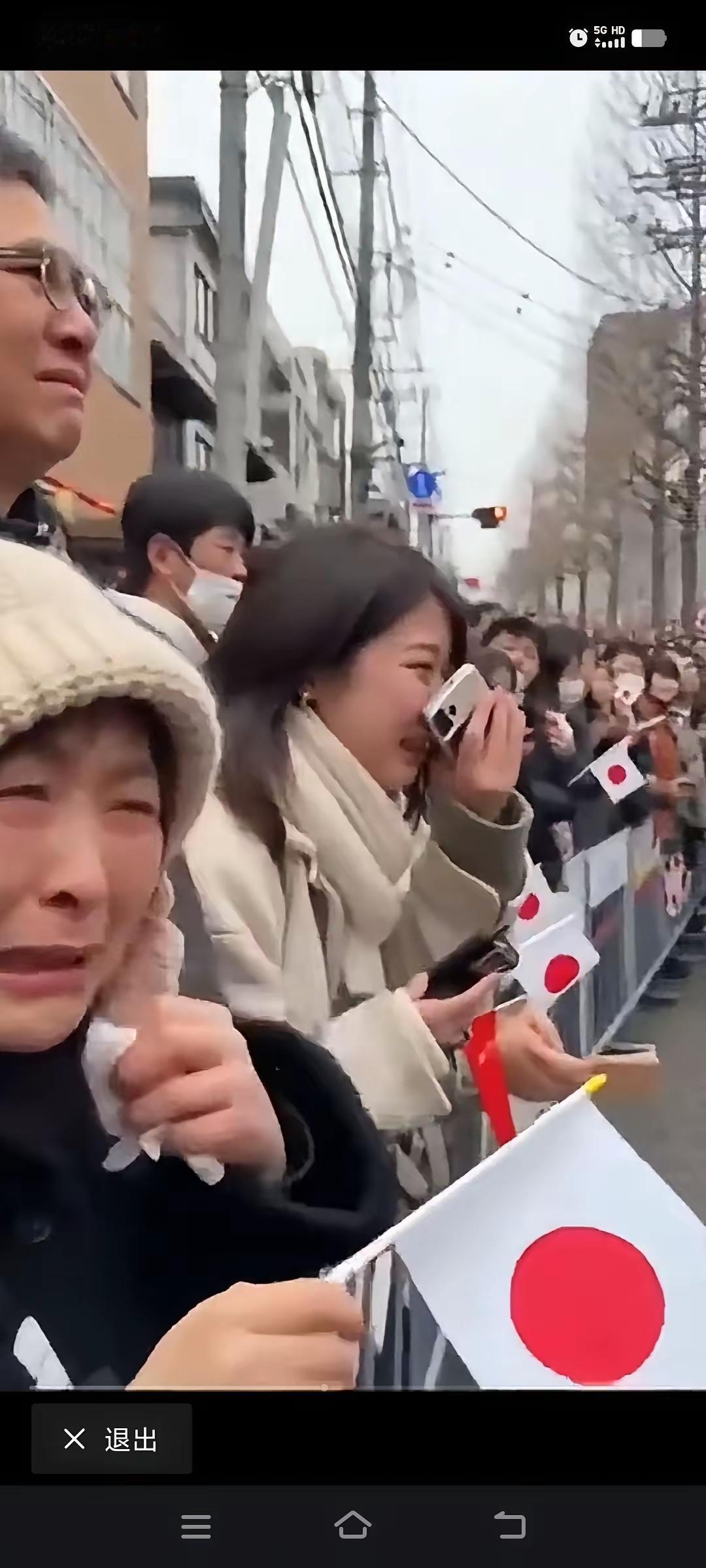 面对哭得稀里哗啦的日本人，两只四川大熊猫头也不回地上车走了。它们想的是：“老子已